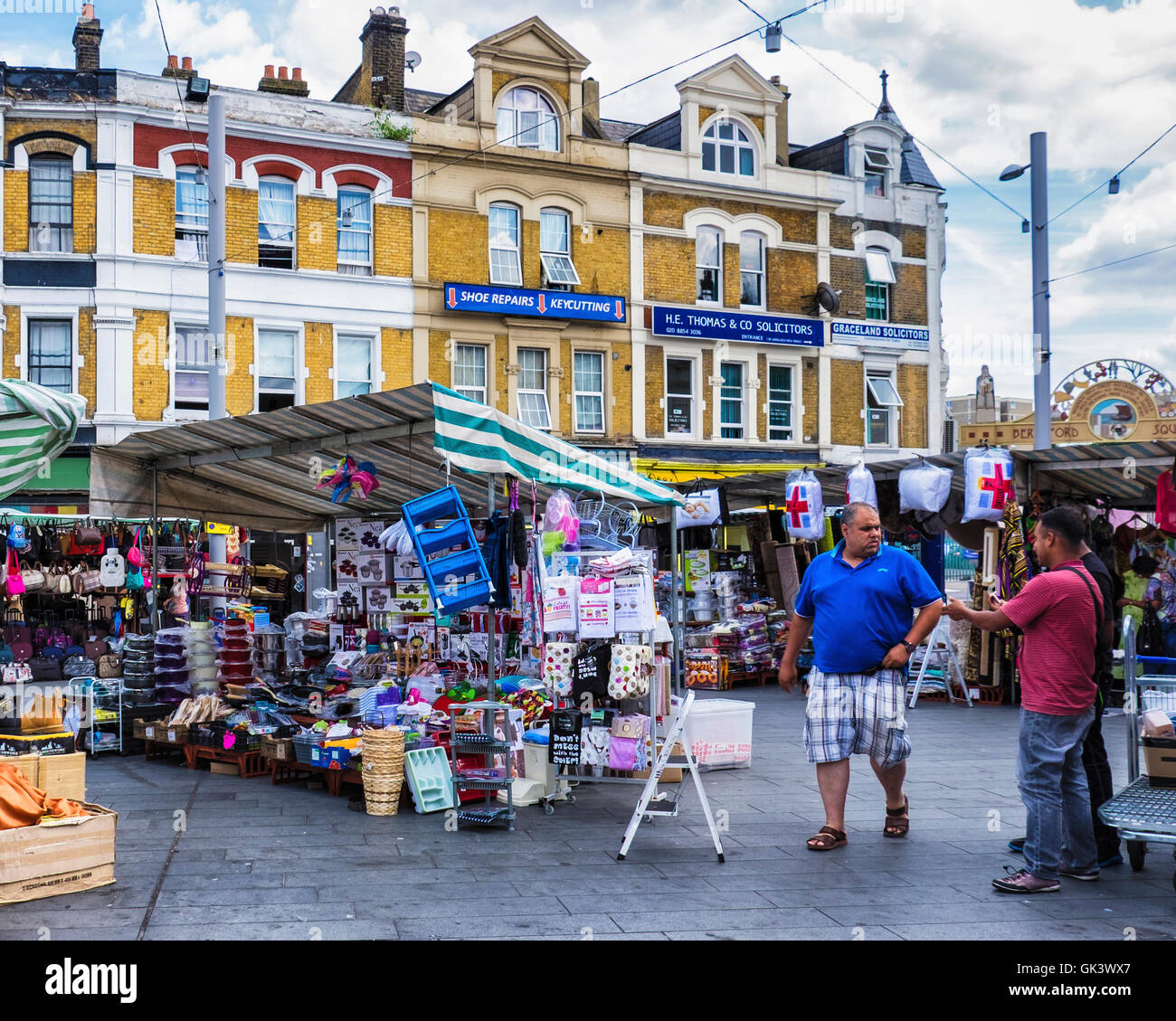 Le bancarelle del mercato e di vecchi edifici in Piazza Beresford, Woolwich, Londra Foto Stock