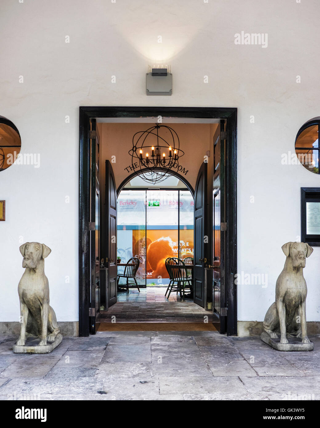 Woolwich, Londra.La casa di guardia pub e ristorante ingresso con due stone cani da guardia Foto Stock