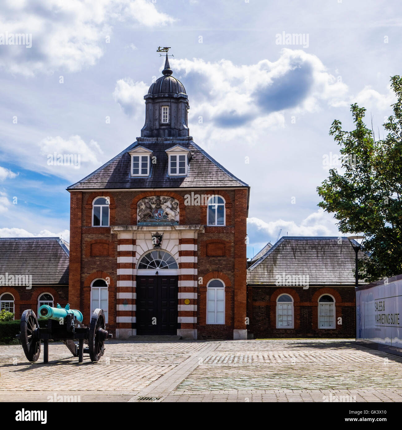 Woolwich, Londra.Il Royal fonderia di ottone esterno dell'edificio e canon al Regio Arsenale Riverside, a Berkeley sviluppo Case Foto Stock