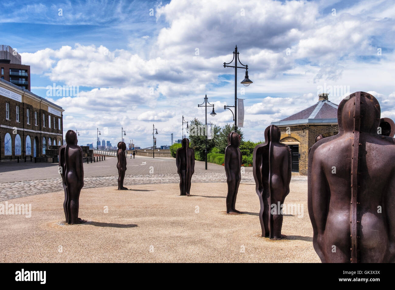 Woolwich, Londra.Regio Arsenale Riverside. La scultura, il gruppo da Peter Burke - 16 ghisa figure e vecchio edificio dell'ARSENAL Foto Stock
