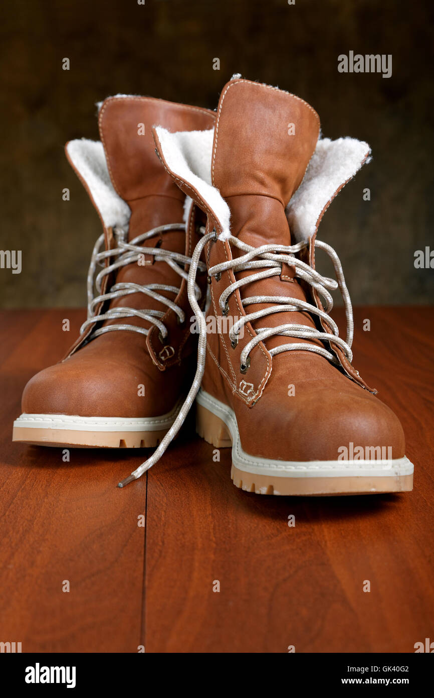 Coppia di scarpe nuove sul pavimento close-up Foto Stock