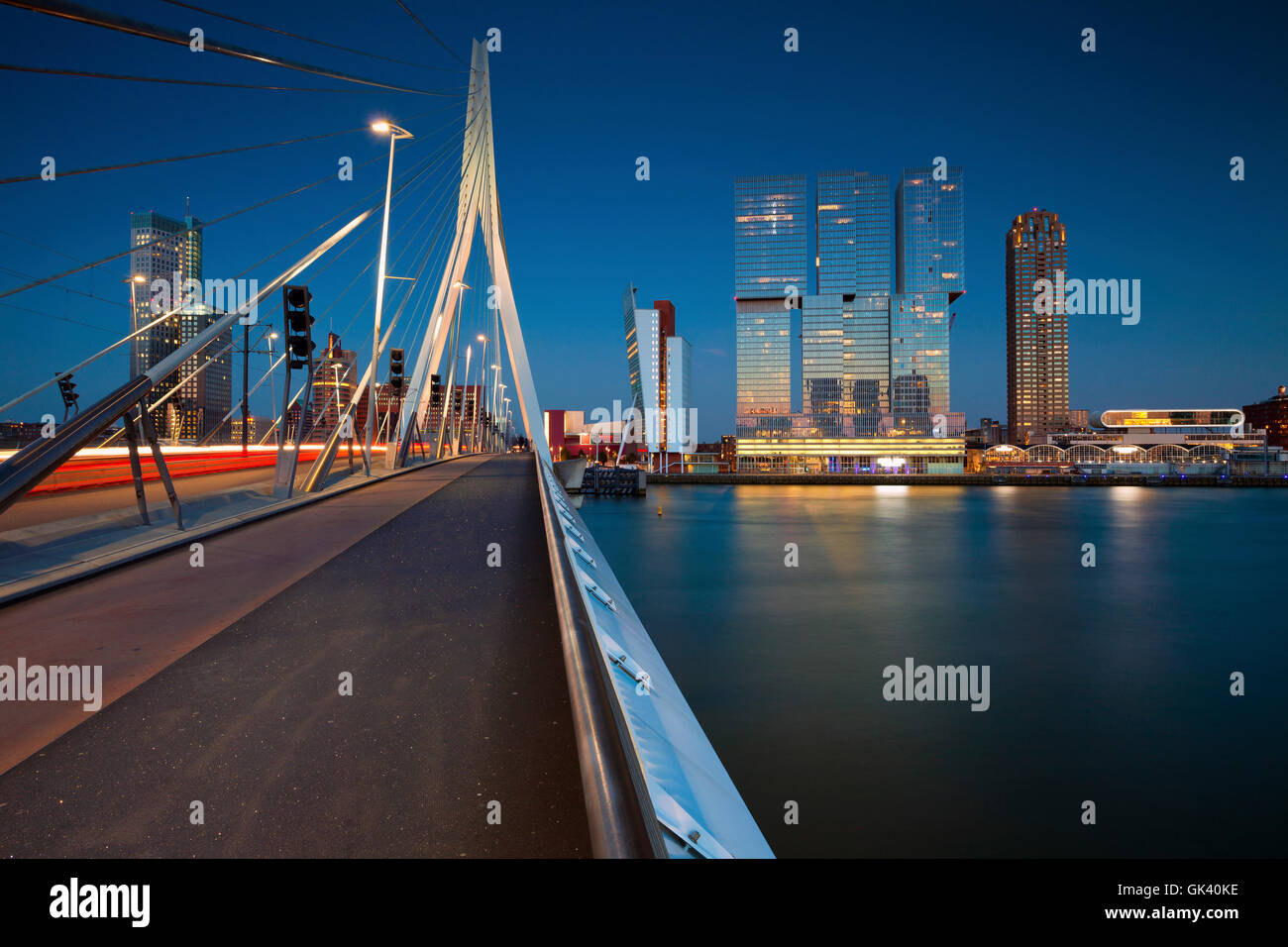 Rotterdam. immagine di rotterdam, Paesi Bassi durante il blu crepuscolo ora. Foto Stock