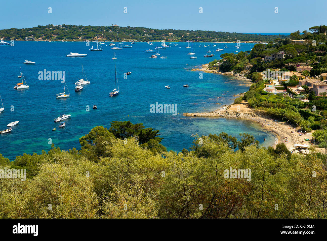 Mare Mediterraneo dal golfo di Saint Tropez, Spiaggia Graniers, Costa  Azzurra, Francia Foto stock - Alamy