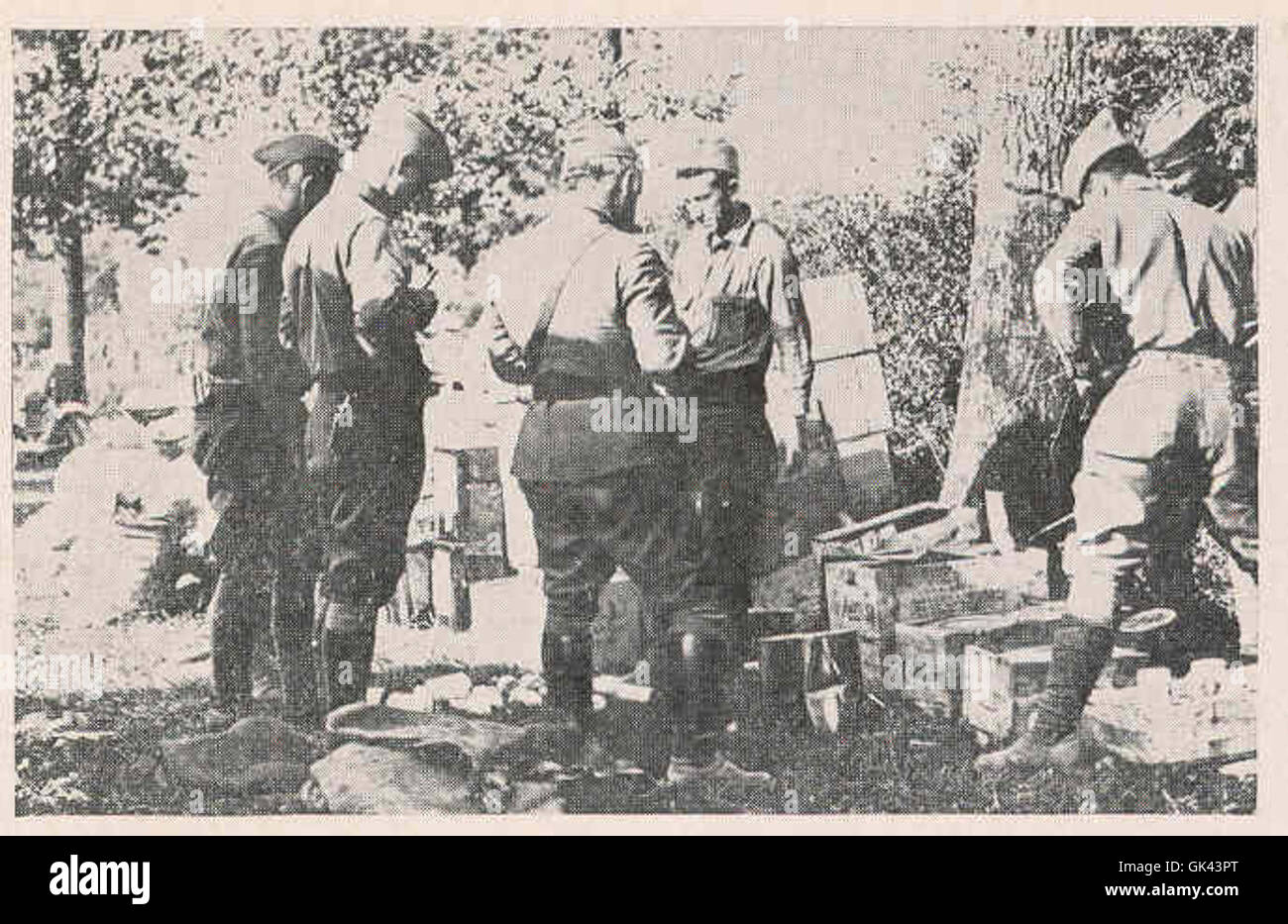 Questa immagine mostra un ufficiale militare che emette ordini in una discarica di razione in Francia durante la prima guerra mondiale. Il battaglione di segnale sul campo è probabilmente parte delle operazioni di supporto logistico necessarie per sostenere le truppe sul campo. Foto Stock