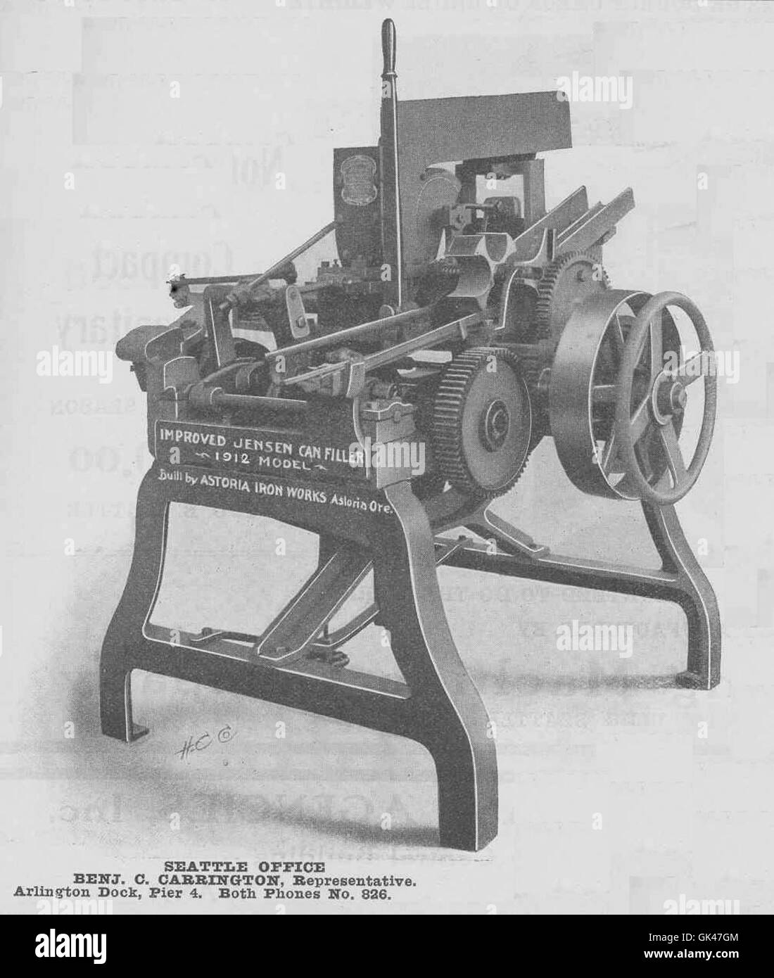 Il riempitivo per lattine Jensen migliorato è un'apparecchiatura nota nel settore dell'inscatolamento del salmone, progettata per riempire le lattine con precisione ed efficienza. È ampiamente utilizzato nelle conserve commerciali per la sua durata e affidabilità nei processi di riempimento. Foto Stock