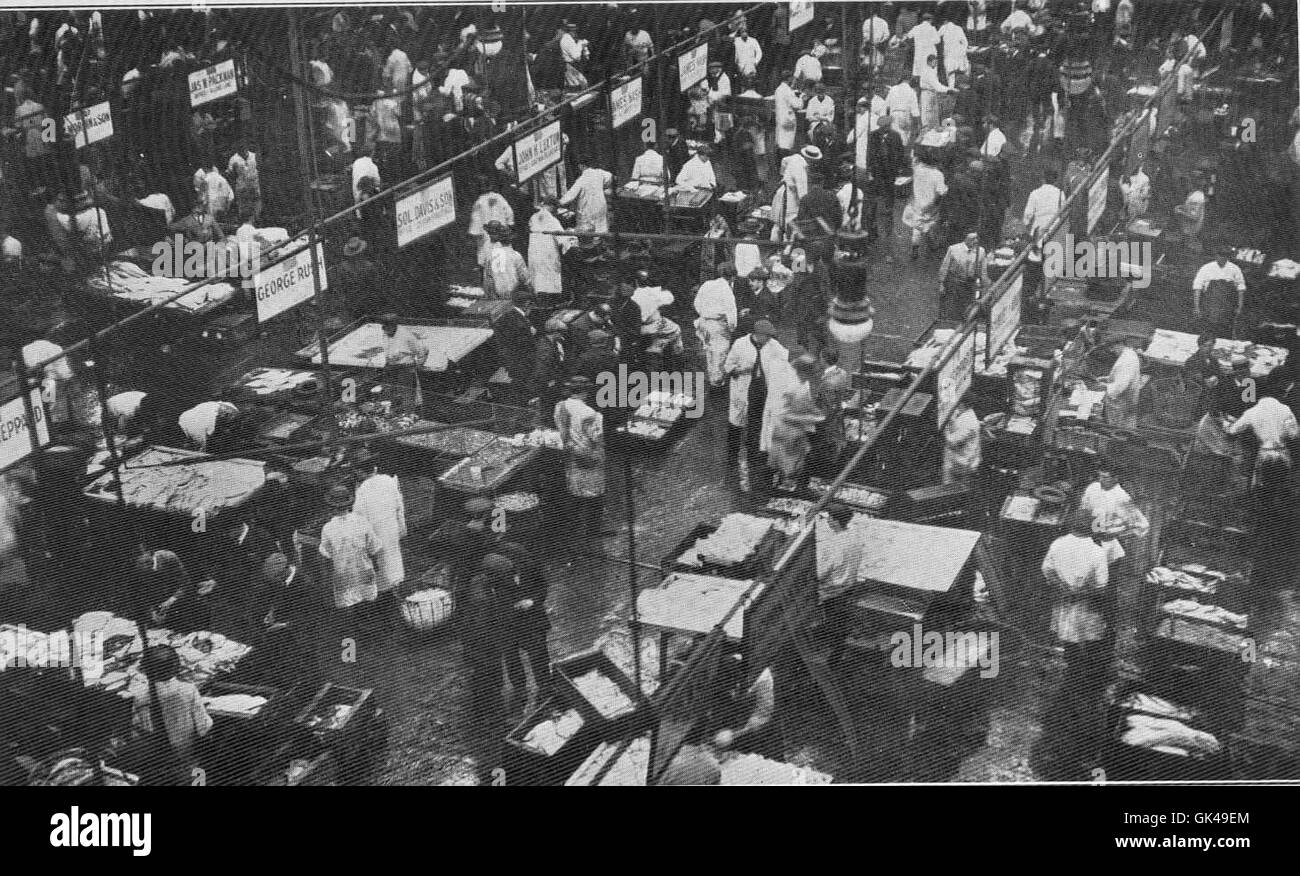 L'interno del mercato di Billingsgate mostra i lavoratori impegnati nel vivace commercio di pesce e frutti di mare. Questo mercato storico di Londra è stato a lungo un centro per l'industria ittica britannica. Foto Stock