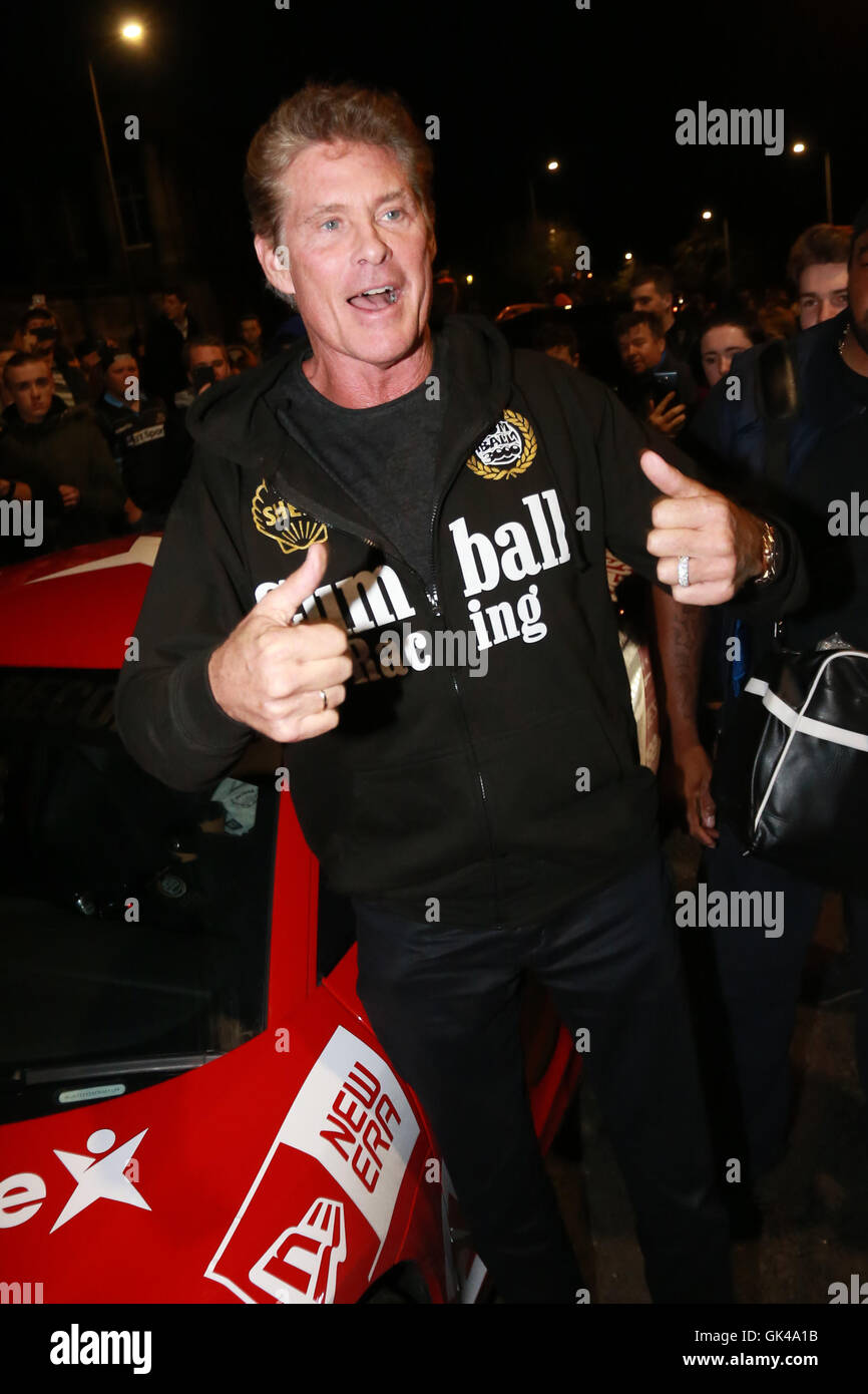 Il Gumball Rally 3000 arriva nella capitale della Scozia, Edimburgo. David Hasselhoff lungo con Gumball fondatore Maximillion Cooper, vigilia di partner e Gareth legno sono solo alcune delle celebrità prendendo parte al rally che sono arrivati a Edimburgo questa sera (0 Foto Stock