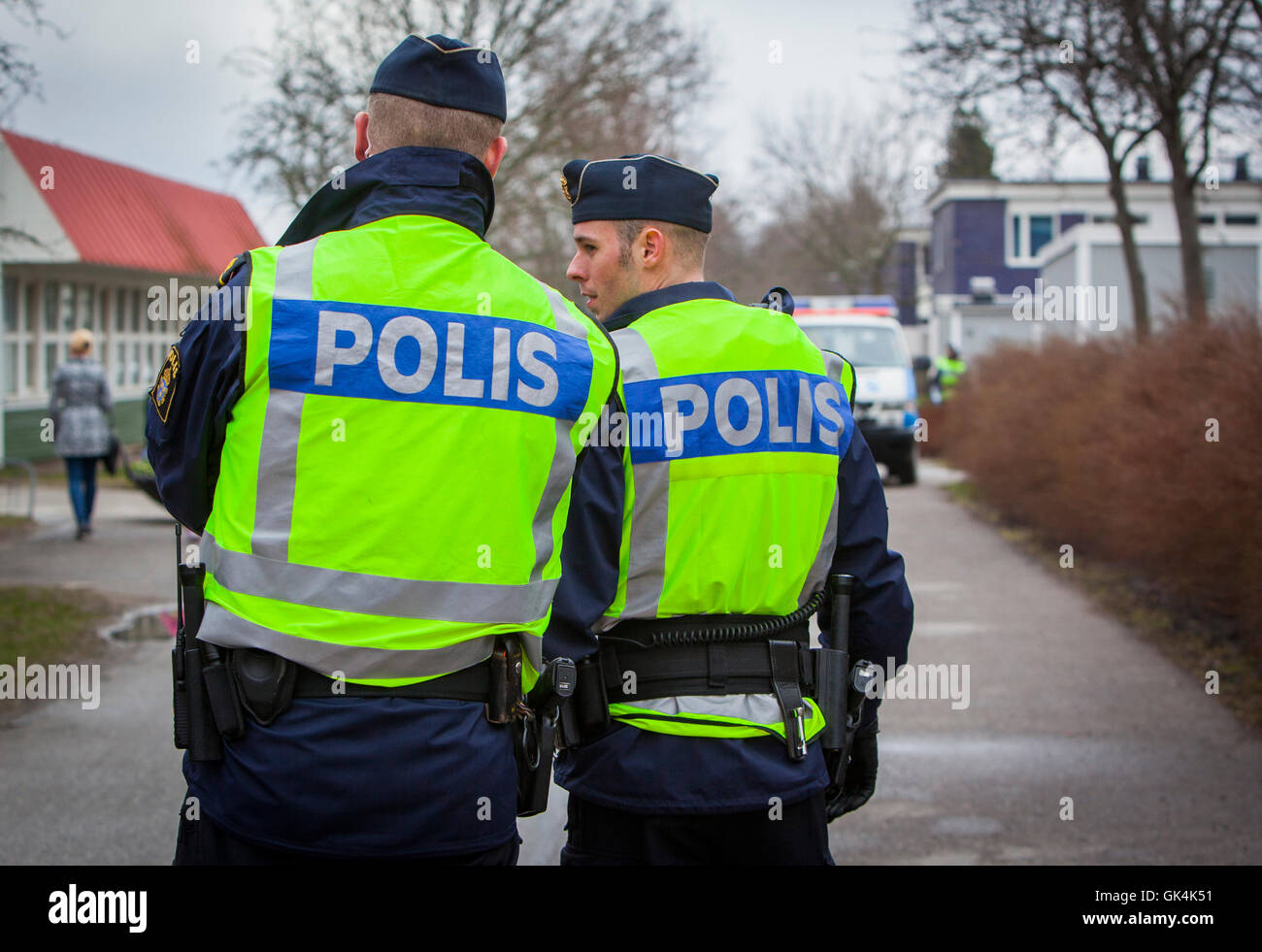 Gli ufficiali di polizia in una scena del crimine. Foto Stock