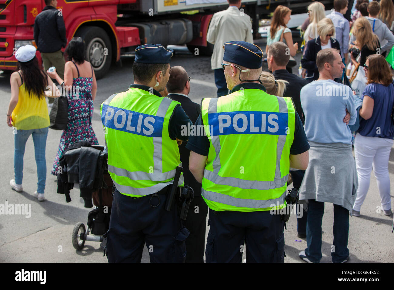 Poliziotti tra le persone. Foto Stock