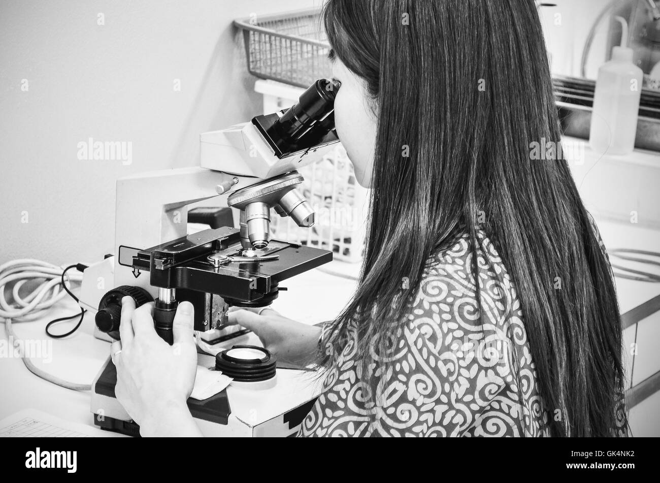 Ricercatore di effettuare esperimenti di ricerca in un laboratorio di chimica Foto Stock