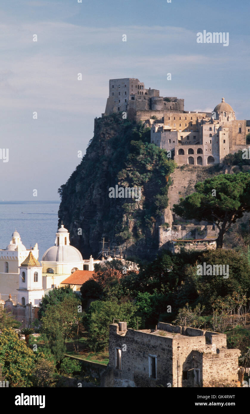 2004, Ischia, Italia --- Il Castello Aragonese (destra) incombe sul Porto di Ischia porto di Ischia. --- Image by © Jeremy avvisatore acustico Foto Stock