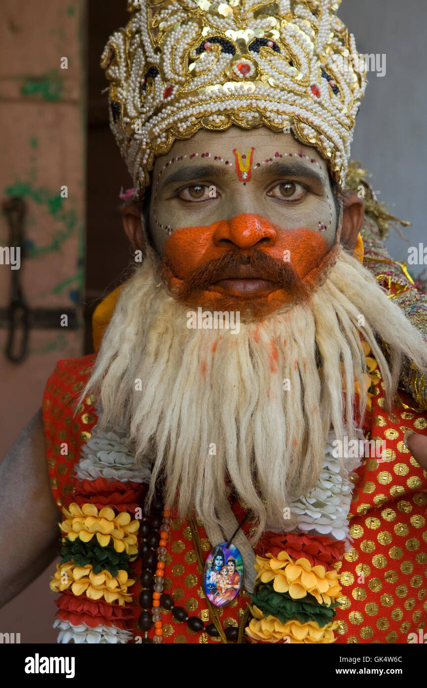 Pushkar, India --- uomo vestito da dio scimmia Hanuman a Pushkar Fair ---  Image by © Jeremy Horner Foto stock - Alamy