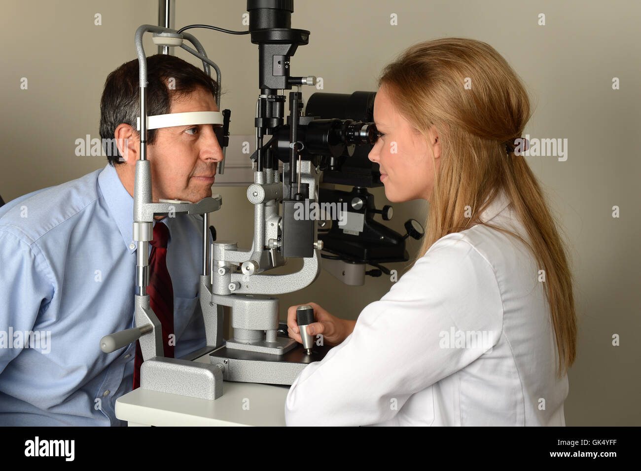 Occhio femminile medico esegue test su paziente all'interno di office Foto Stock