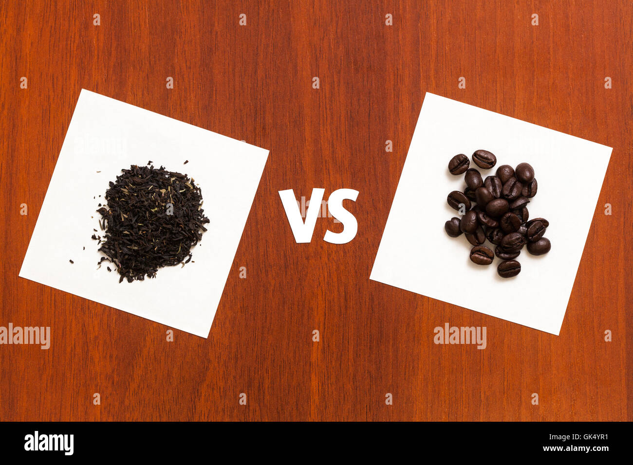 Tè Caffè vs. Abstract immagine concettuale su tavola Foto Stock