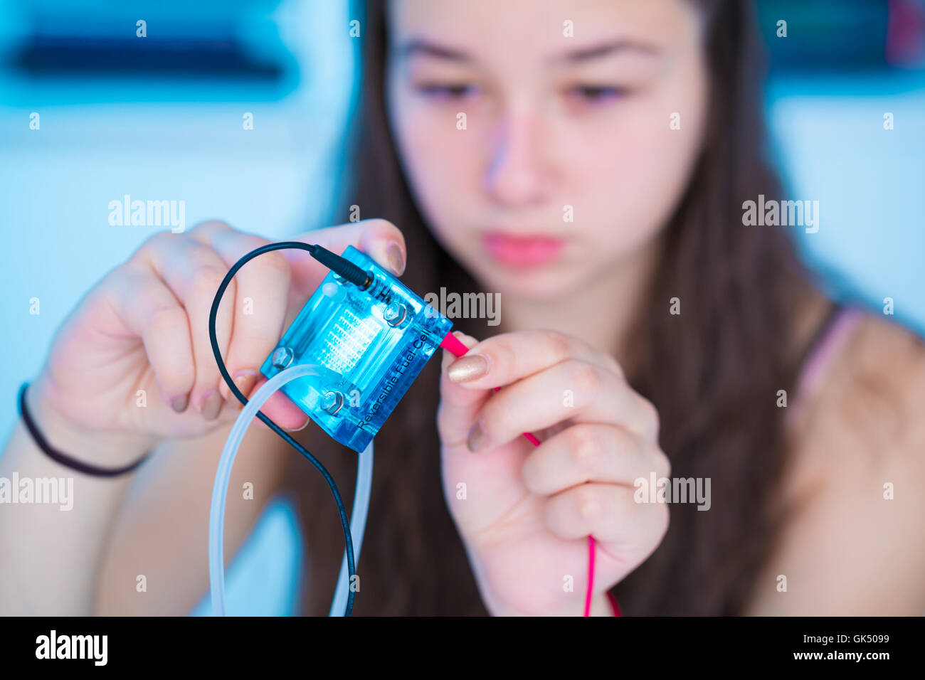 Studente teen ragazza con esperimento PEM con membrana a scambio protonico reversibile a cella a combustibile Foto Stock
