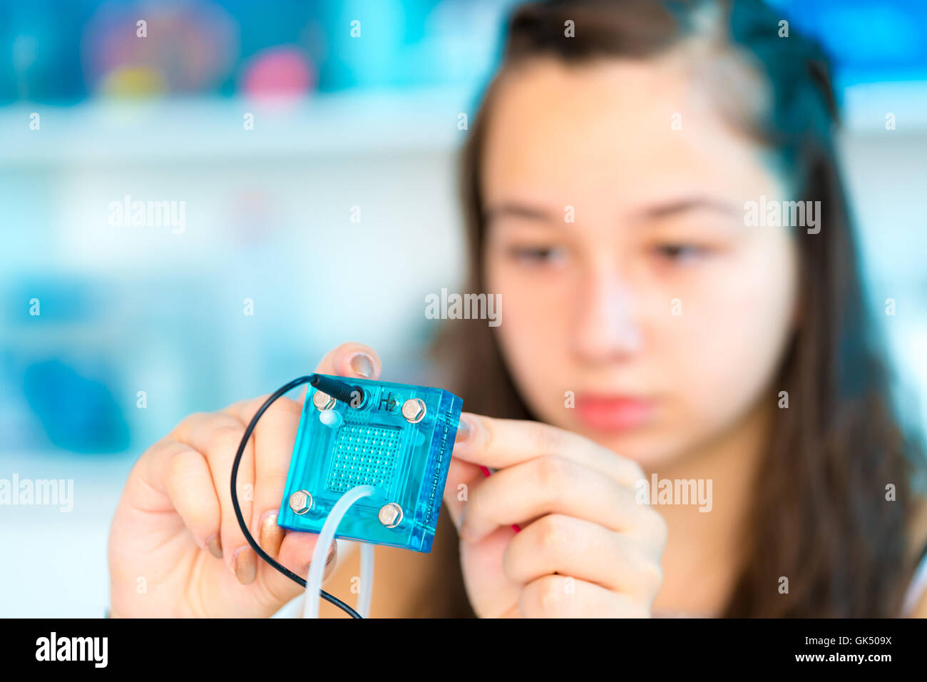 Studente teen ragazza con esperimento PEM con membrana a scambio protonico reversibile a cella a combustibile Foto Stock