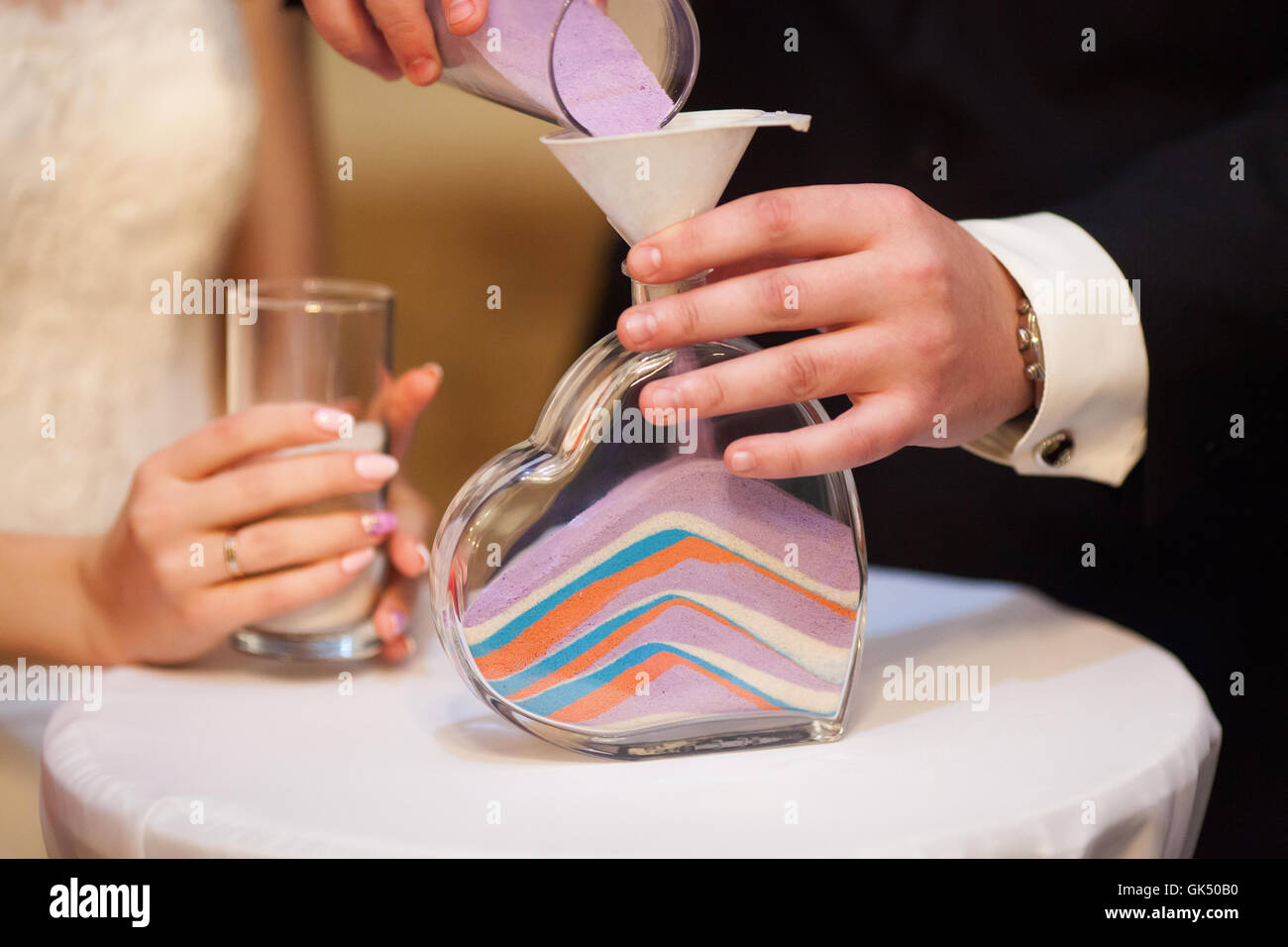 Cerimonia di sabbia sul matrimonio, vaso di vetro per la sposa e lo sposo Foto Stock