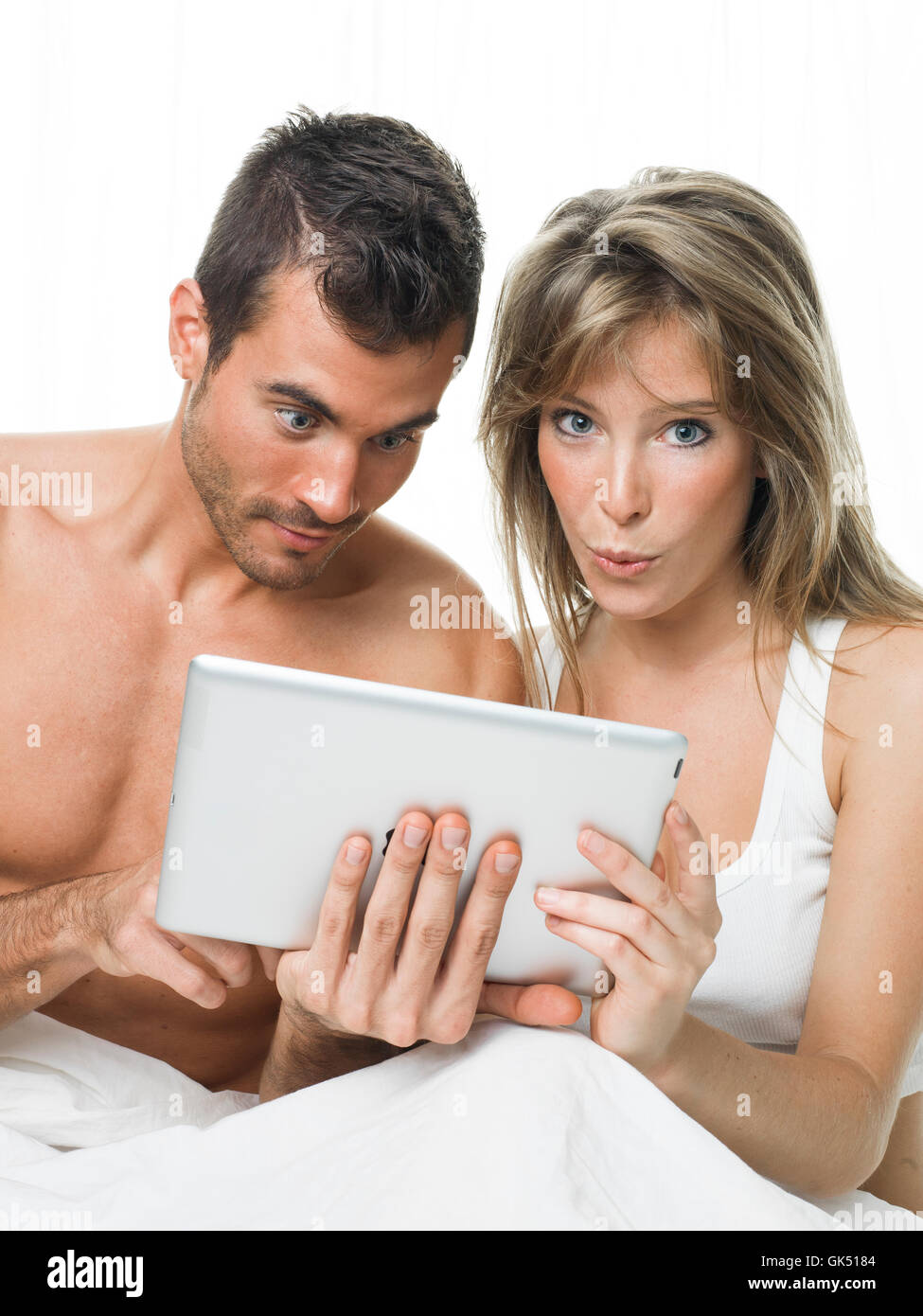 Coppia attraente guardare le cose in una compressa Foto Stock