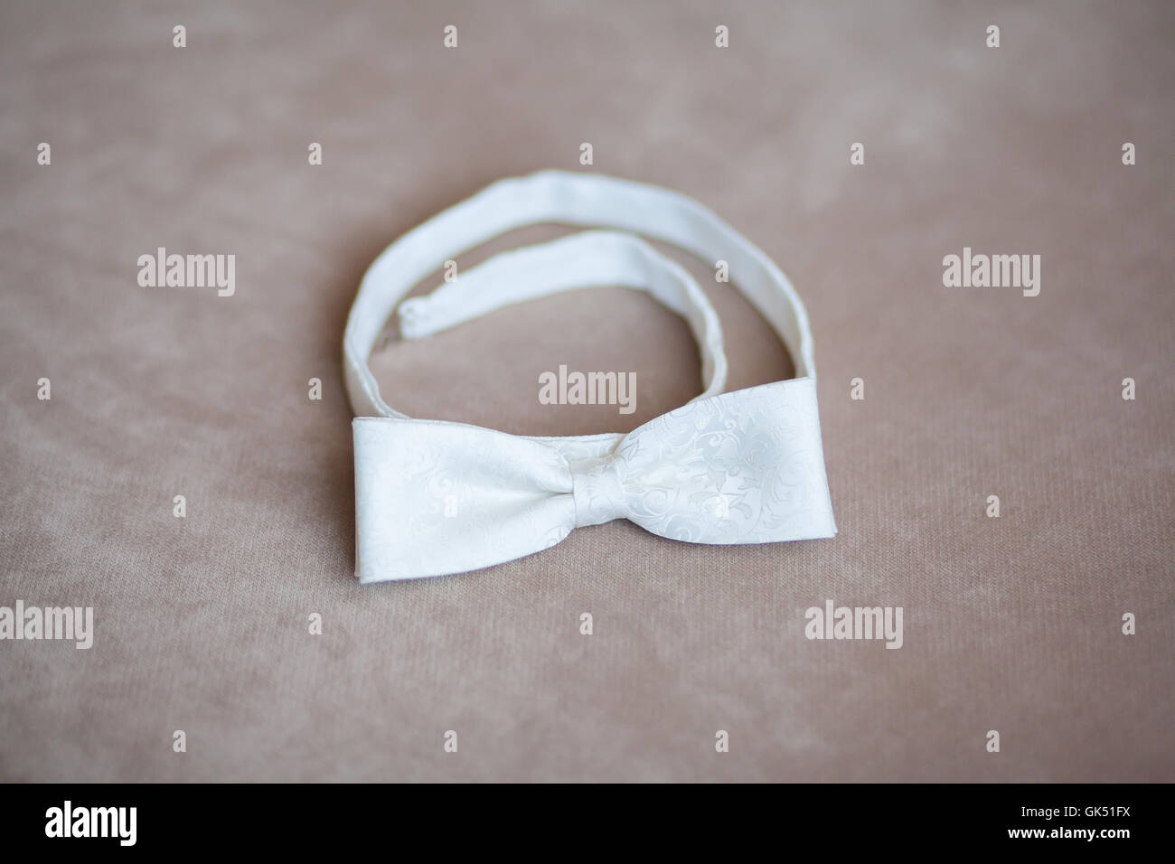 Matrimonio bianco bow tie su sfondo grigio Foto Stock