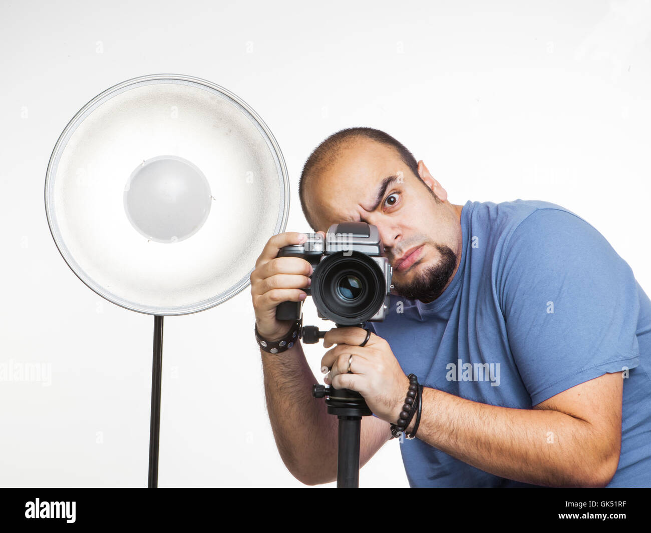 Fotografo professionista con apparecchiature fotografiche Foto Stock