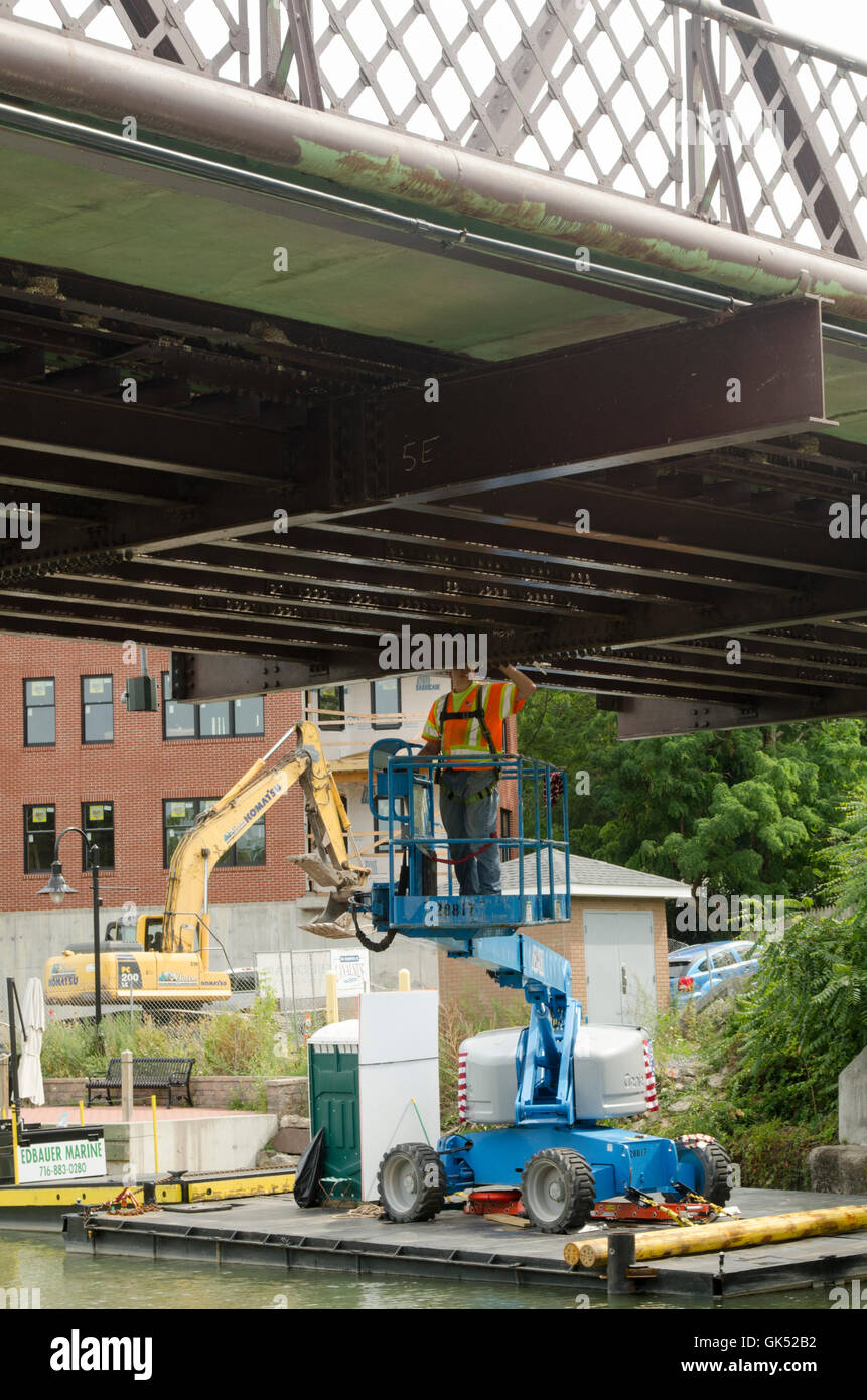 Equipaggio di manutenzione sul ponte sul Canale Erie. Foto Stock