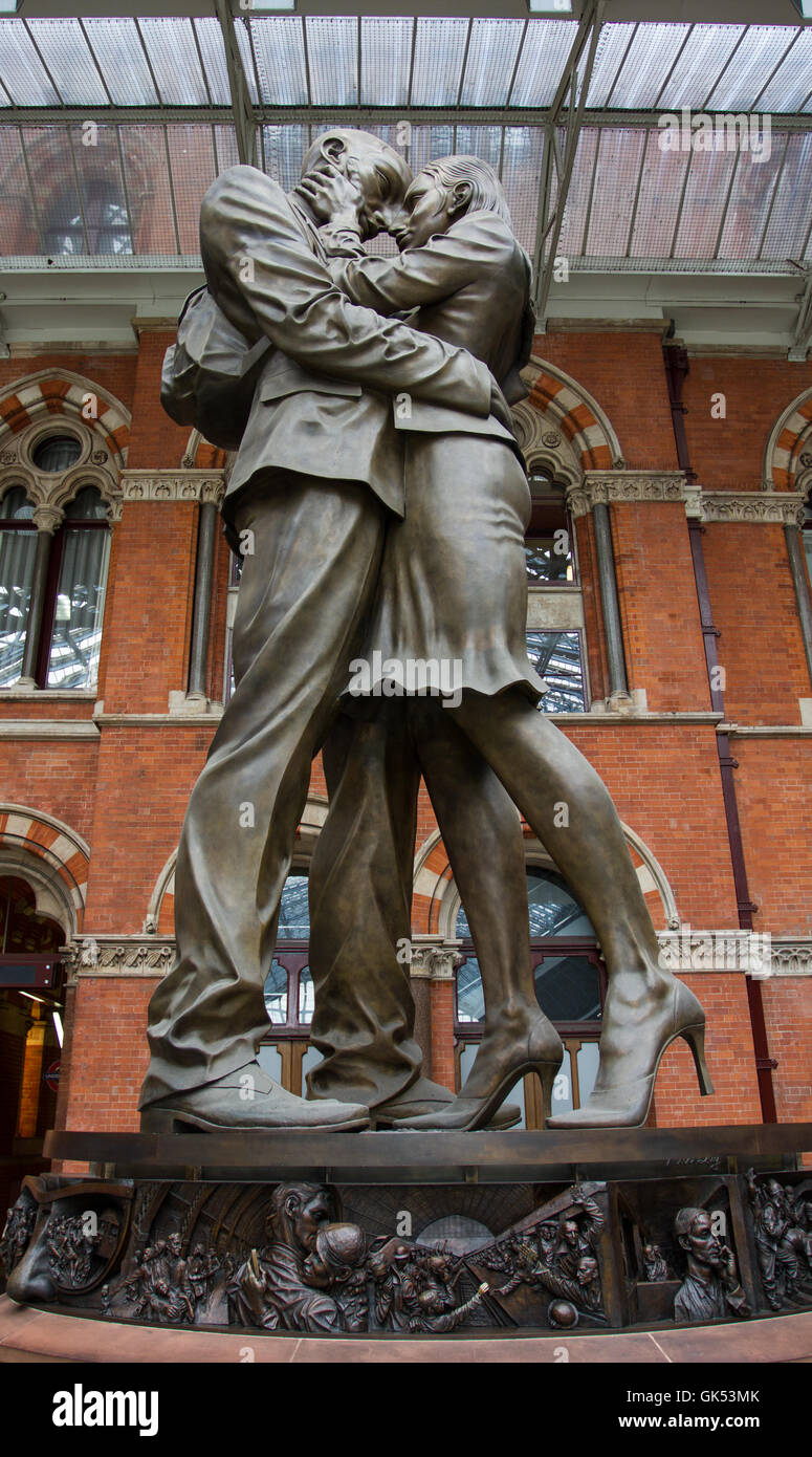 Una statua di un intimo giovane'abbraccio dell'artista Paul giorno che saluta i passeggeri ferroviari a St Pancras stazione ferroviaria. Foto Stock