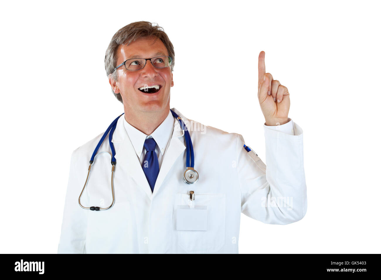 Medico con stetoscopio di puntamento e di ridere con il dito in corrispondenza dello spazio di copia Foto Stock