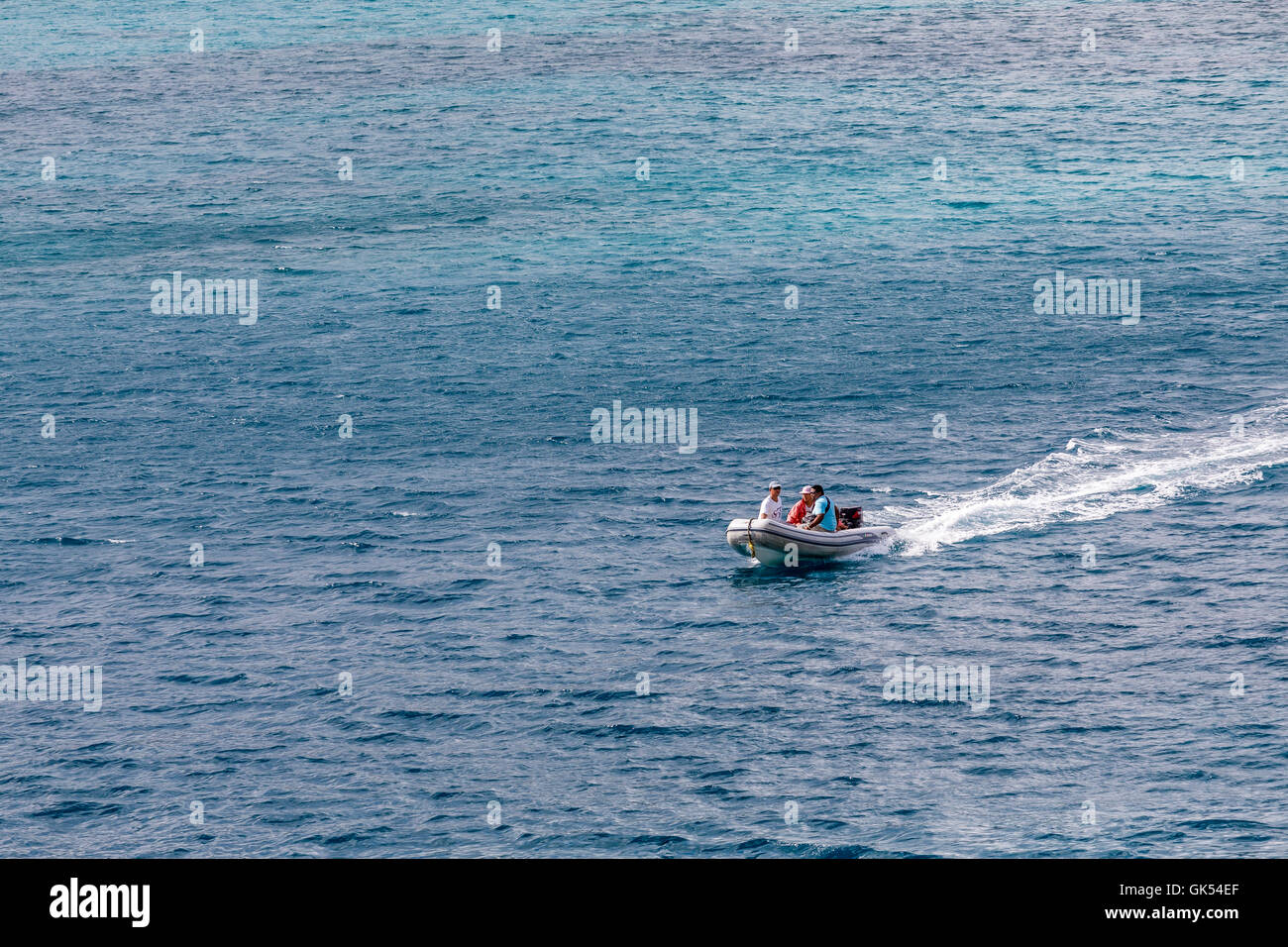Tre diportisti in gommone sul St Maarten Foto Stock