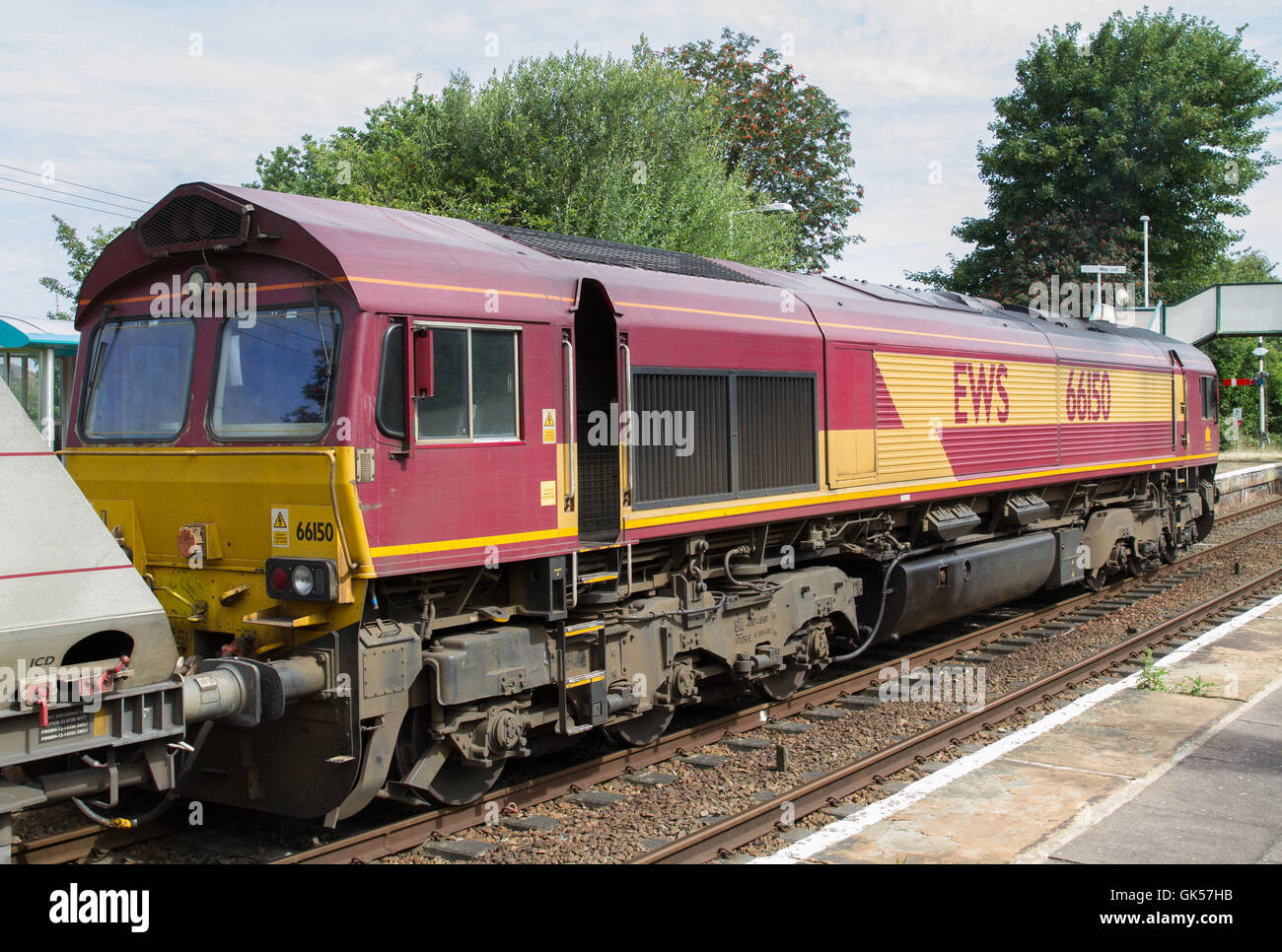 DB Cargo Classe 66 locomotiva diesel lavora un treno di tramoggia vuota (carri utilizzati per il trasporto di sabbia) alla stazione Helsby, Cheshire Foto Stock