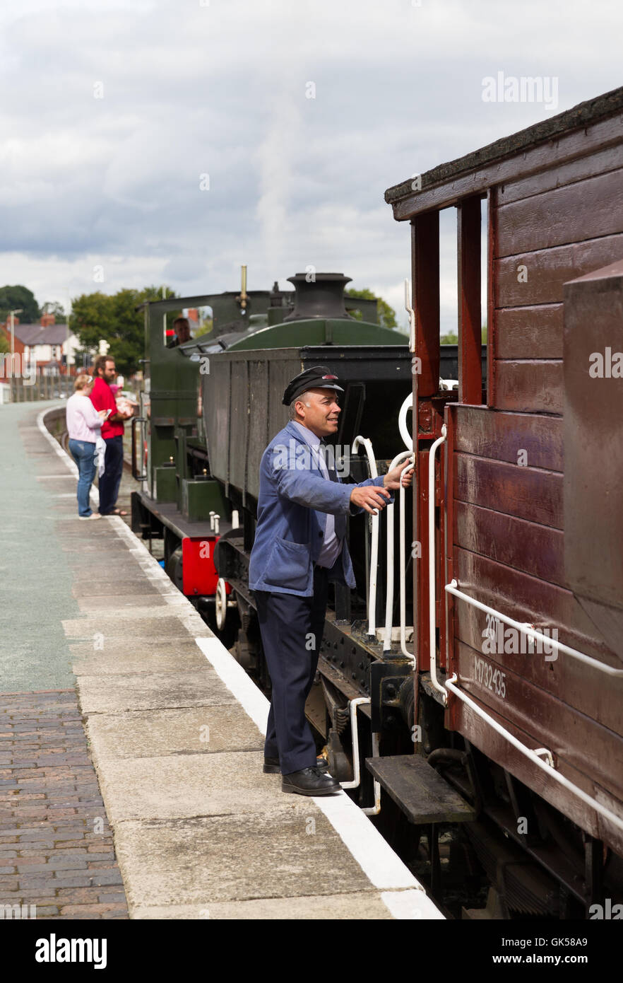 Il vapore loco con carro freno e van a Oswestry Stazione ferroviaria dando giostre per il pubblico Foto Stock