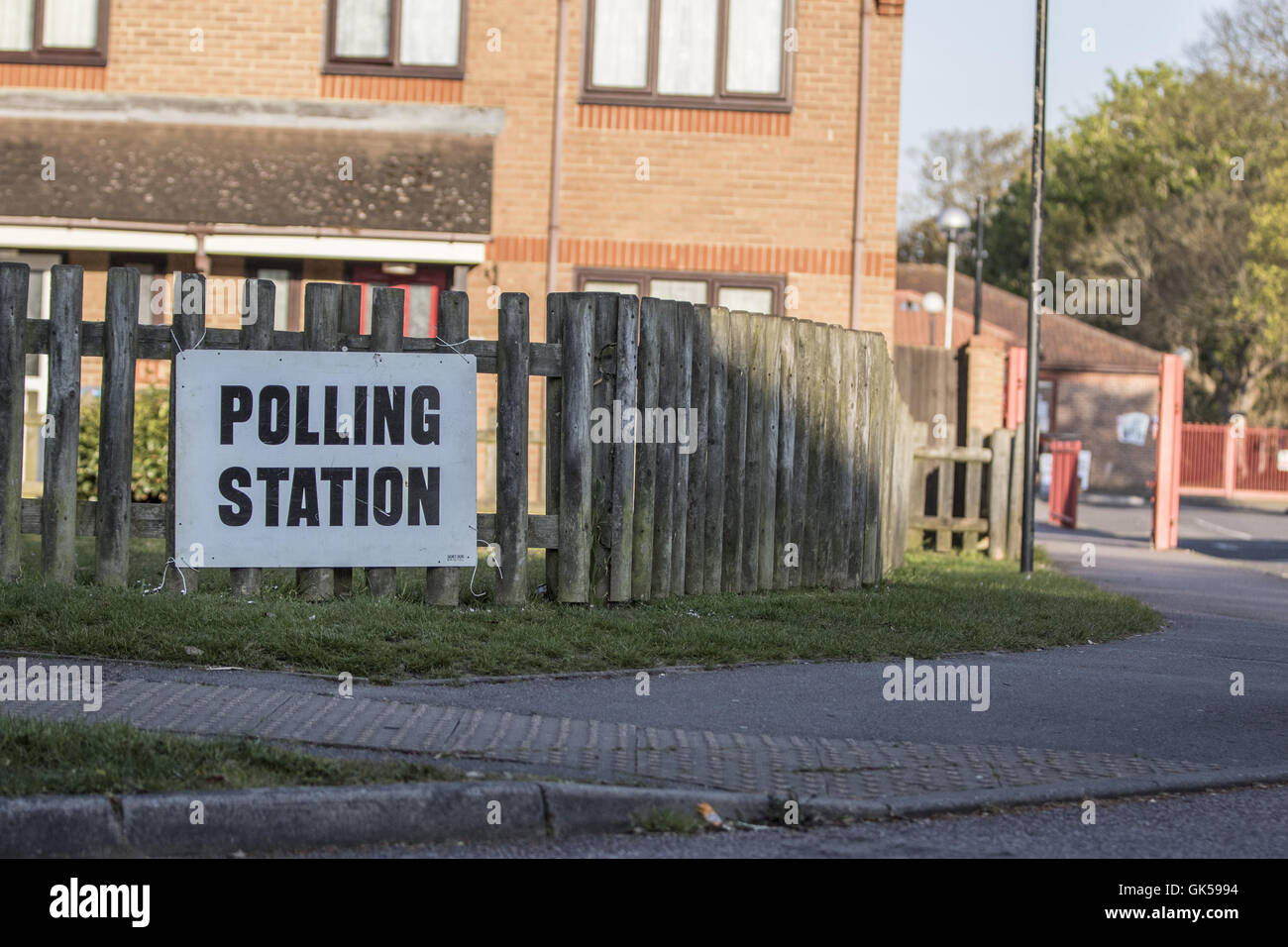 I residenti nel Sussex votare oggi per le loro forze di polizia e la criminalità il commissario. Politico conservatore Katy Bourne si prevede di continuare a svolgere il suo ruolo come PCC per Sussex. Dotato di: Sussex seggio dove: West Sussex, Regno Unito quando: 05 Maggio 2016 Foto Stock