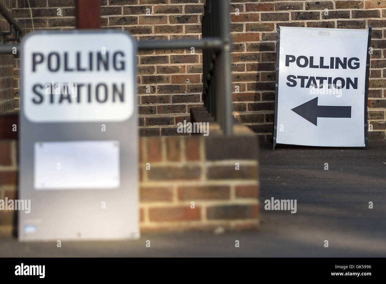 I residenti nel Sussex votare oggi per le loro forze di polizia e la criminalità il commissario. Politico conservatore Katy Bourne si prevede di continuare a svolgere il suo ruolo come PCC per Sussex. Dotato di: Sussex seggio dove: West Sussex, Regno Unito quando: 05 Maggio 2016 Foto Stock