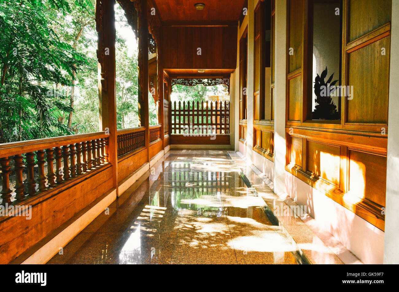 Hotel moderno passerella in legno Foto Stock