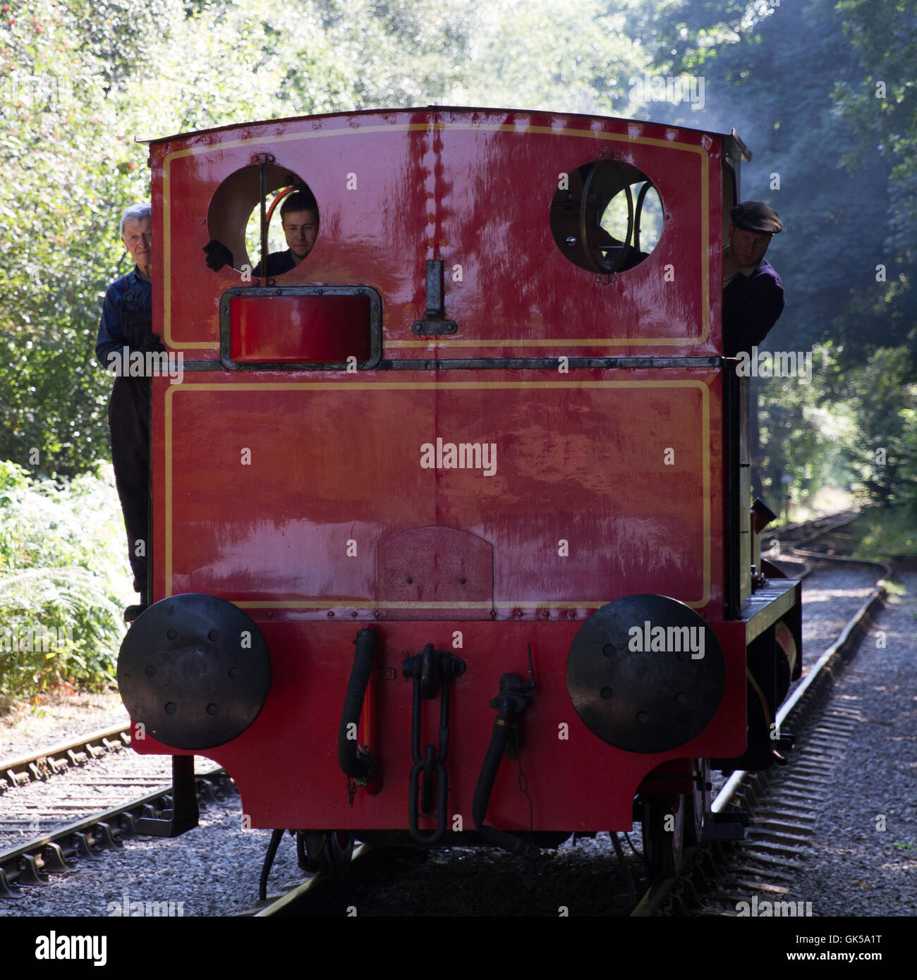 L'estremità posteriore di una piccola sella industriali serbatoio motore a vapore al Foxfield Railway con tre equipaggi guardando su Foto Stock L'estremità posteriore di una piccola sella industriali serbatoio motore a vapore al Foxfield Railway con tre equipaggi guardando su Foto Stock
