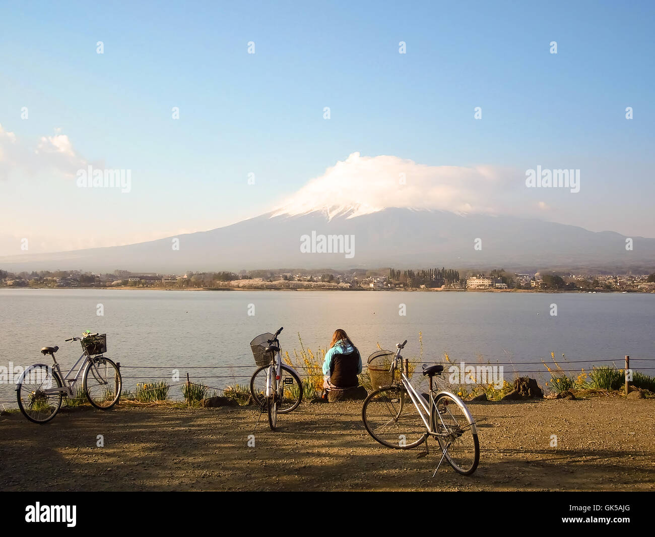 La bicicletta sul lato lago di Lago kawaguchiko Foto Stock