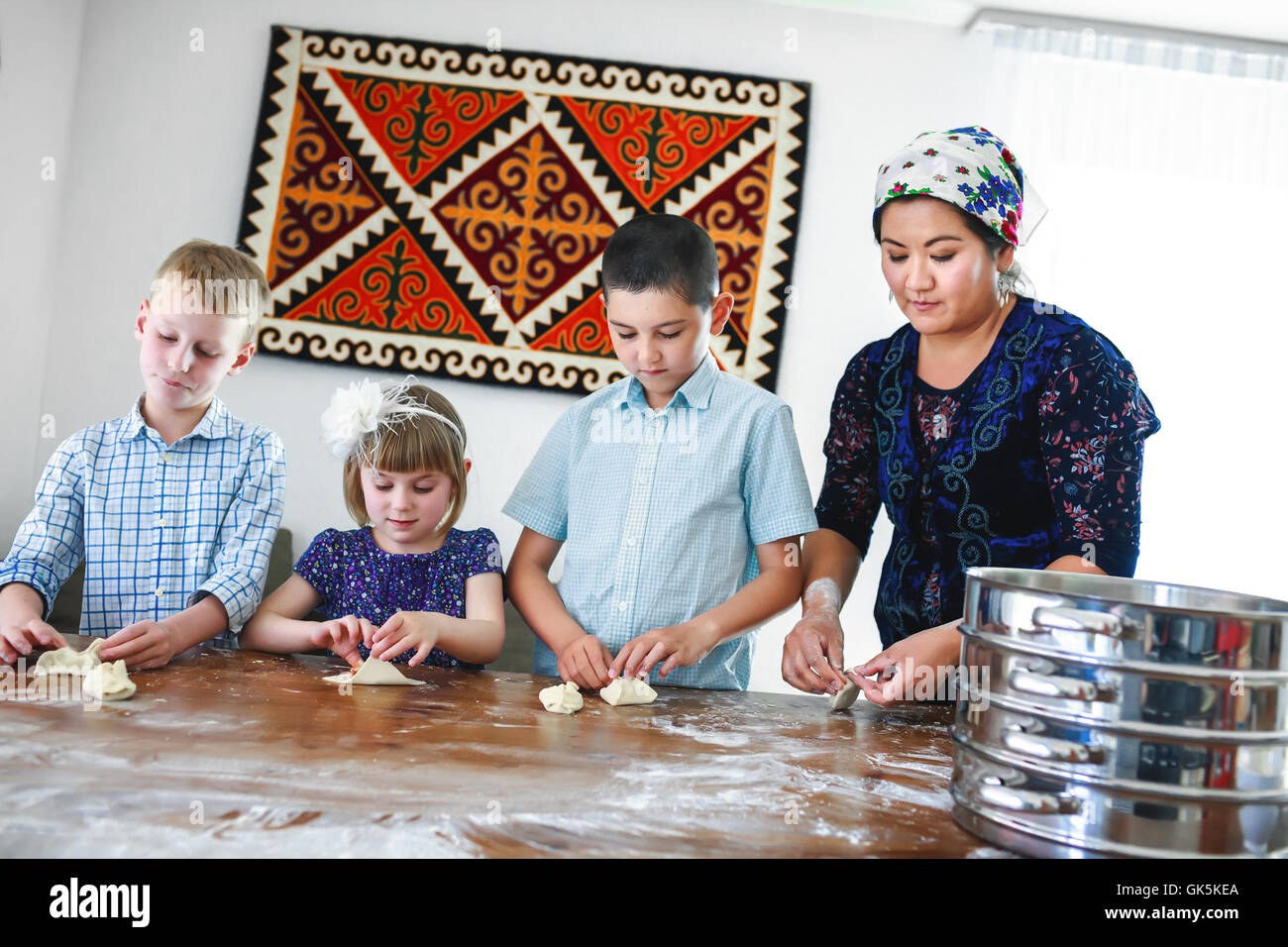 La cucina insieme con i bambini. Come rendere manti (Asia centrale gnocchi) lezione. Foto Stock