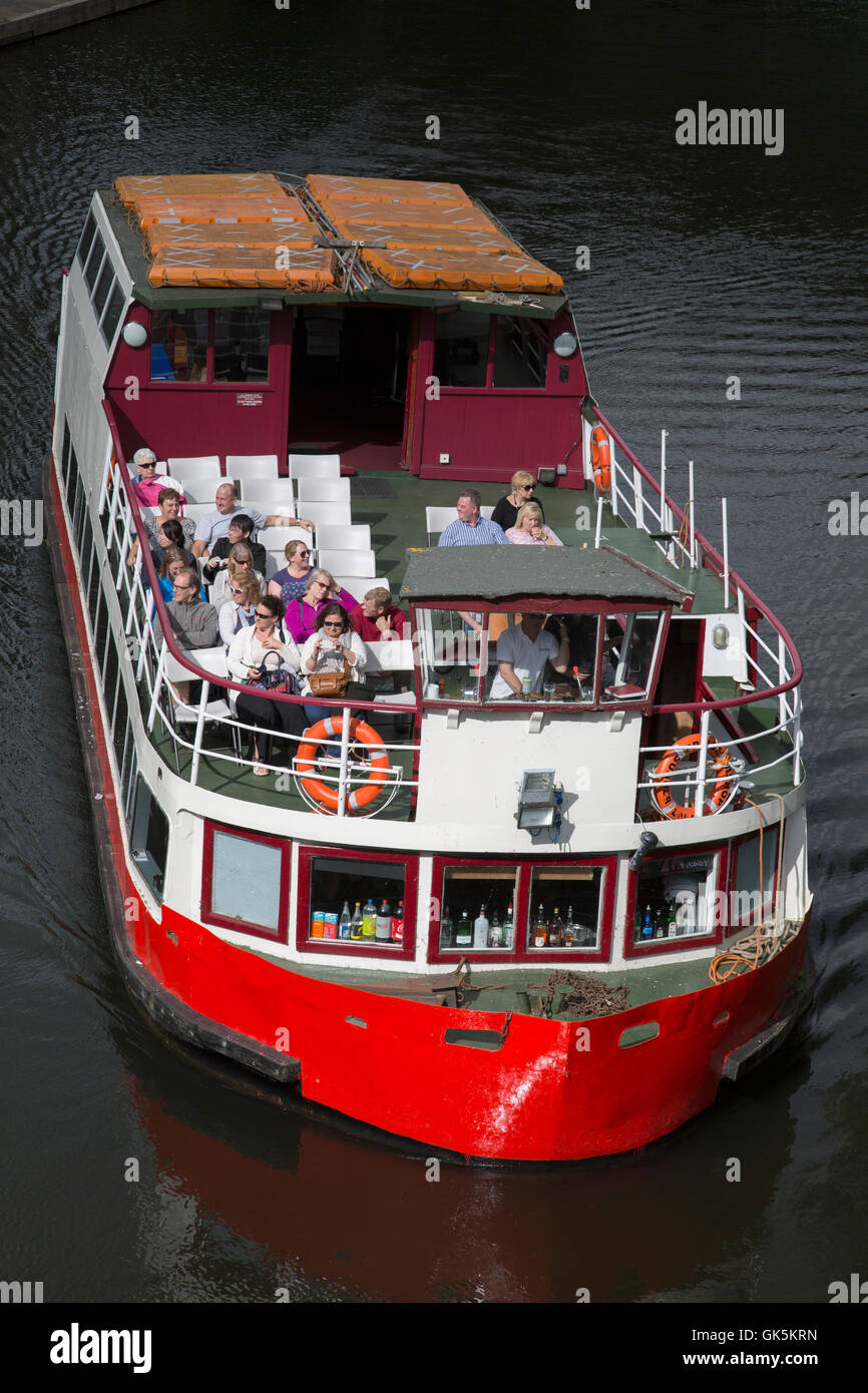 Turismo barca da Elvet ponte sul fiume usura, Durham; l'Inghilterra, Regno Unito Foto Stock