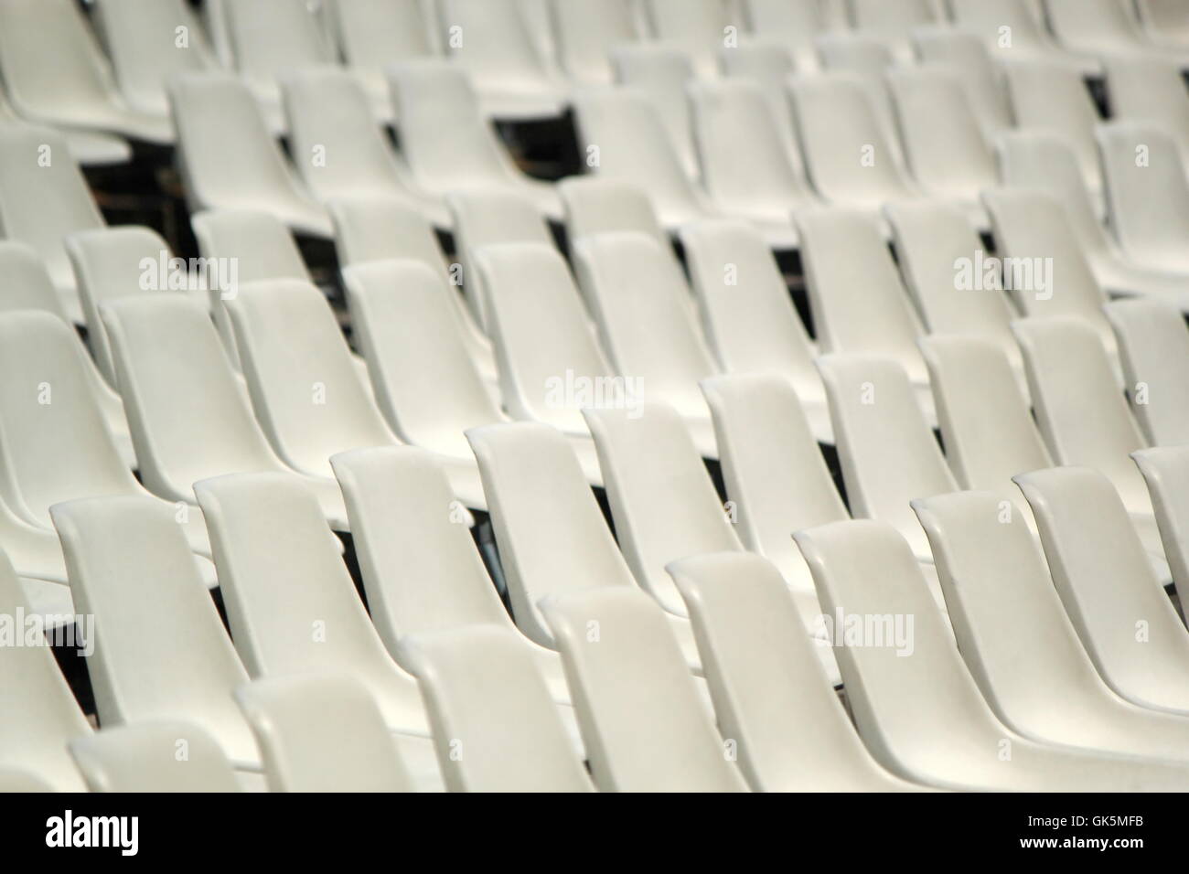 Array di sedie bianche Foto Stock