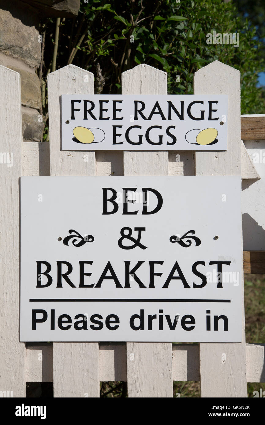 Free Range uovo e Bed and Breakfast segno sulla recinzione nello Yorkshire, Inghilterra, Regno Unito Foto Stock