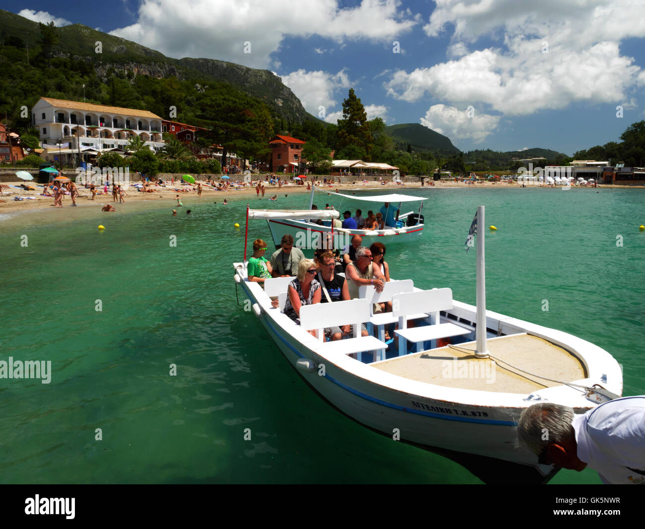 Le imbarcazioni turistiche, Agios Spiridon beach, Palaiokstritsa, Corfù, Grecia. Foto Stock