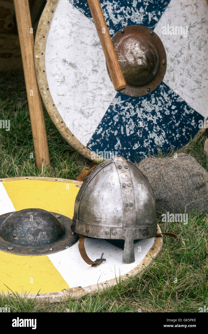 Viking casco e protezioni in corrispondenza di una storia viva rievocazione storica a Spetchley Park, Worcestershire, Inghilterra Foto Stock