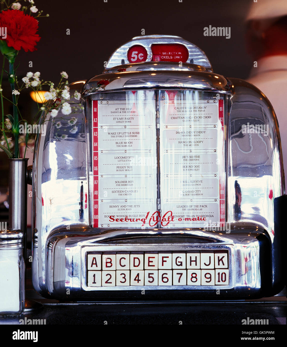 Contatore di antiquariato juke box in un caffè bar in Miami Florida, Stati Uniti d'America Foto Stock