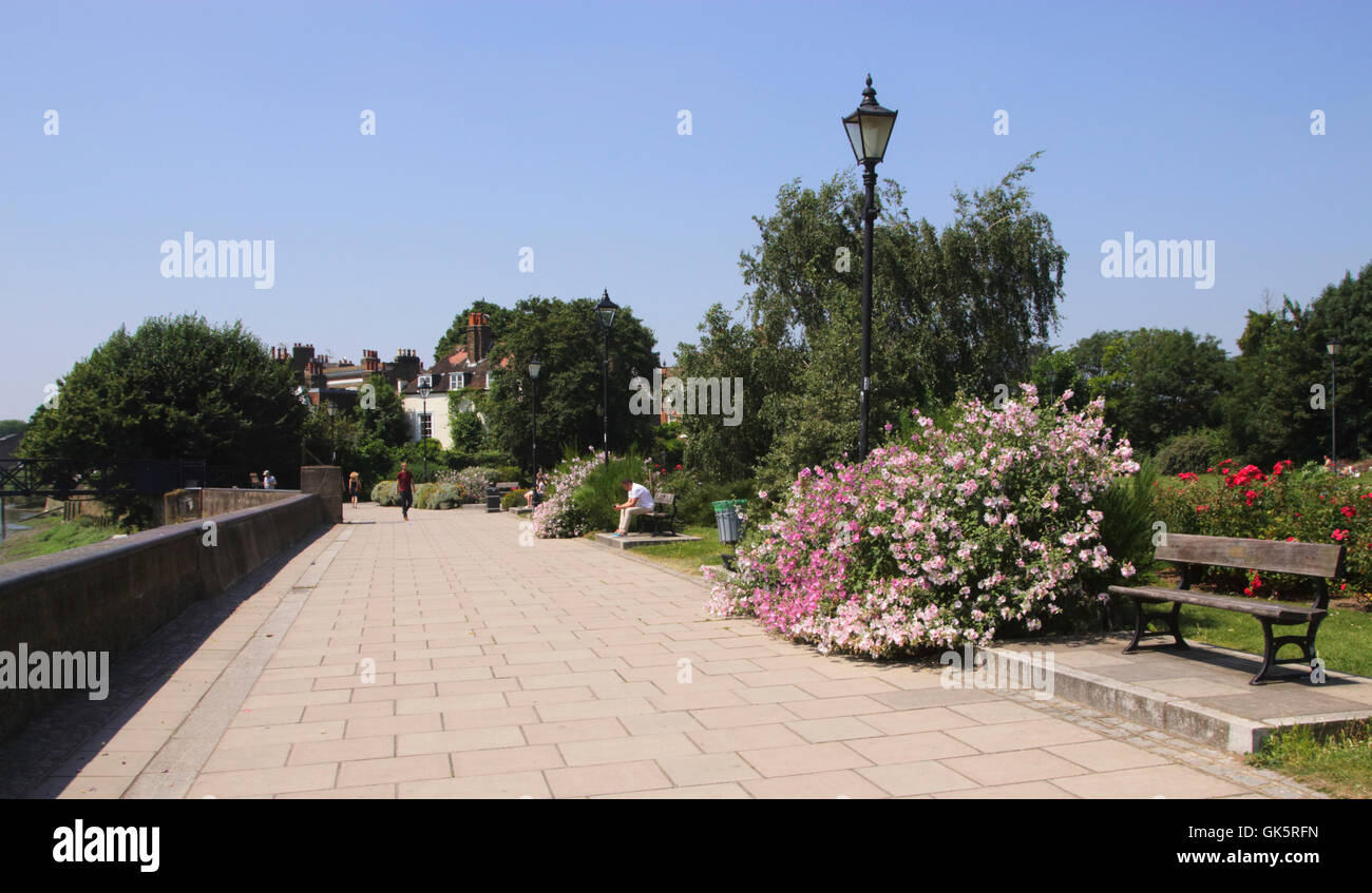 Il centro commerciale inferiore del percorso del fiume dai giardini Furnival Hammersmith London Foto Stock