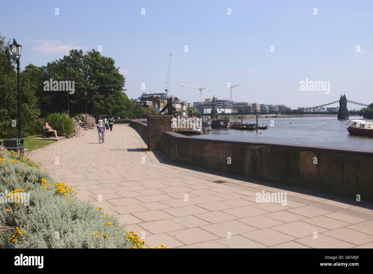 Il centro commerciale inferiore del percorso del fiume dai giardini Furnival Hammersmith London Foto Stock
