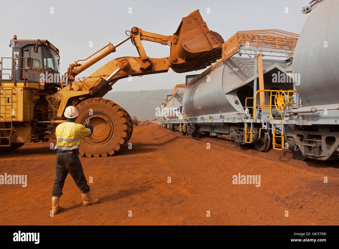 Testa di rampa operazioni alla miniera con i carri nuovi sul treno essendo caricato con ematite il minerale di ferro di scorta prima di viaggiare alla porta per la vendita sui mercati oltremare Foto Stock