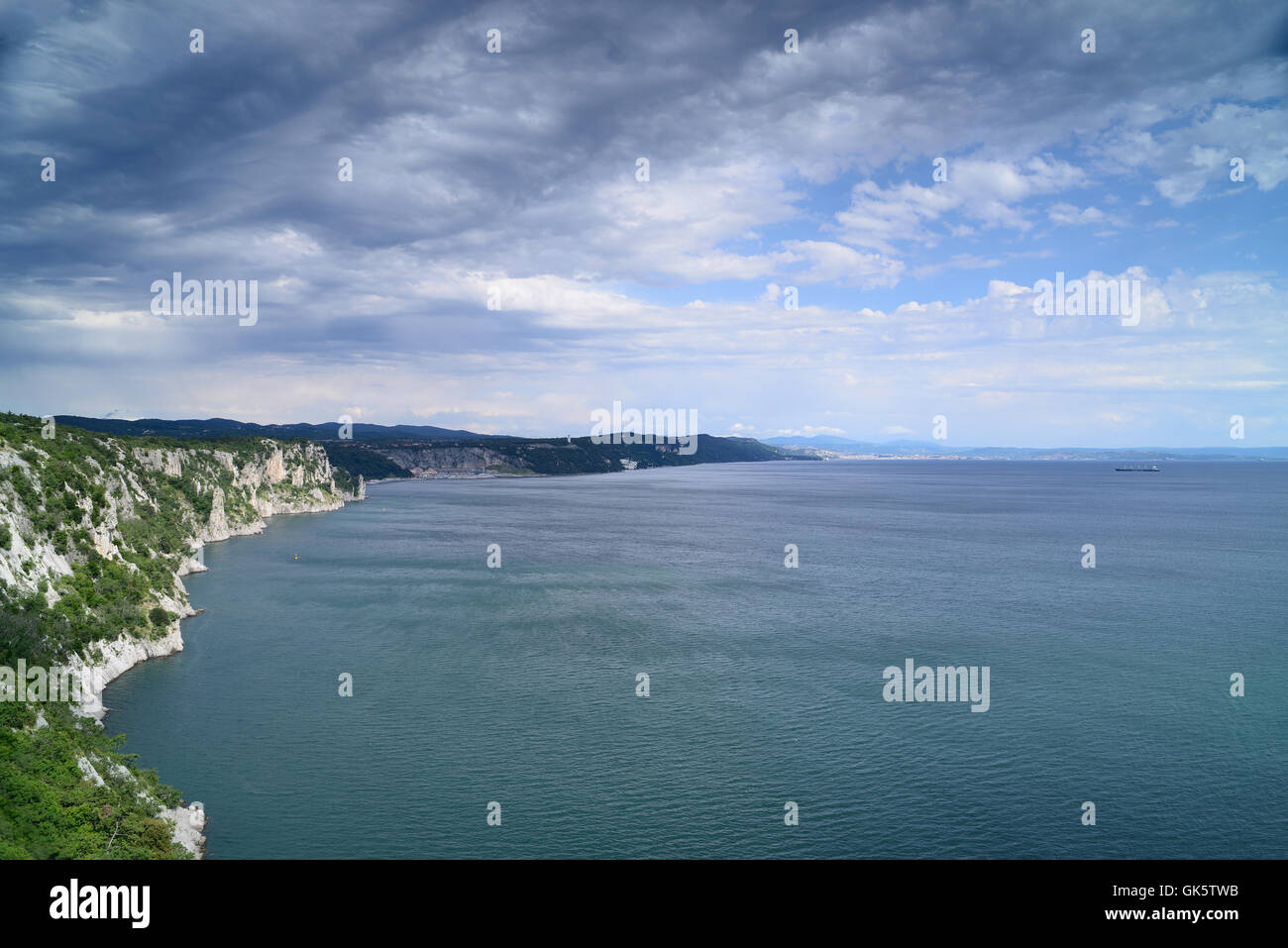 Le splendide scogliere sulla costa del mare Adriatico nel golfo di Trieste, Italia. Foto Stock