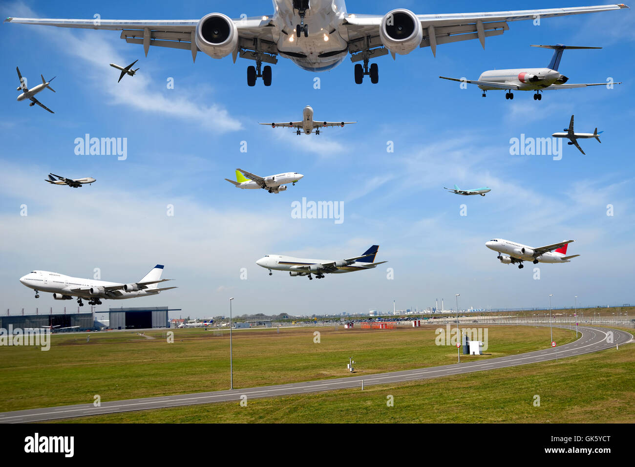 Viaggiare in aereo - il traffico aereo in aeroporto in ora di punta Foto Stock