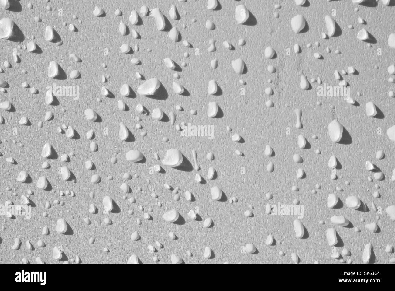 Muro Bianco spruzzato sulle con gocce Foto Stock
