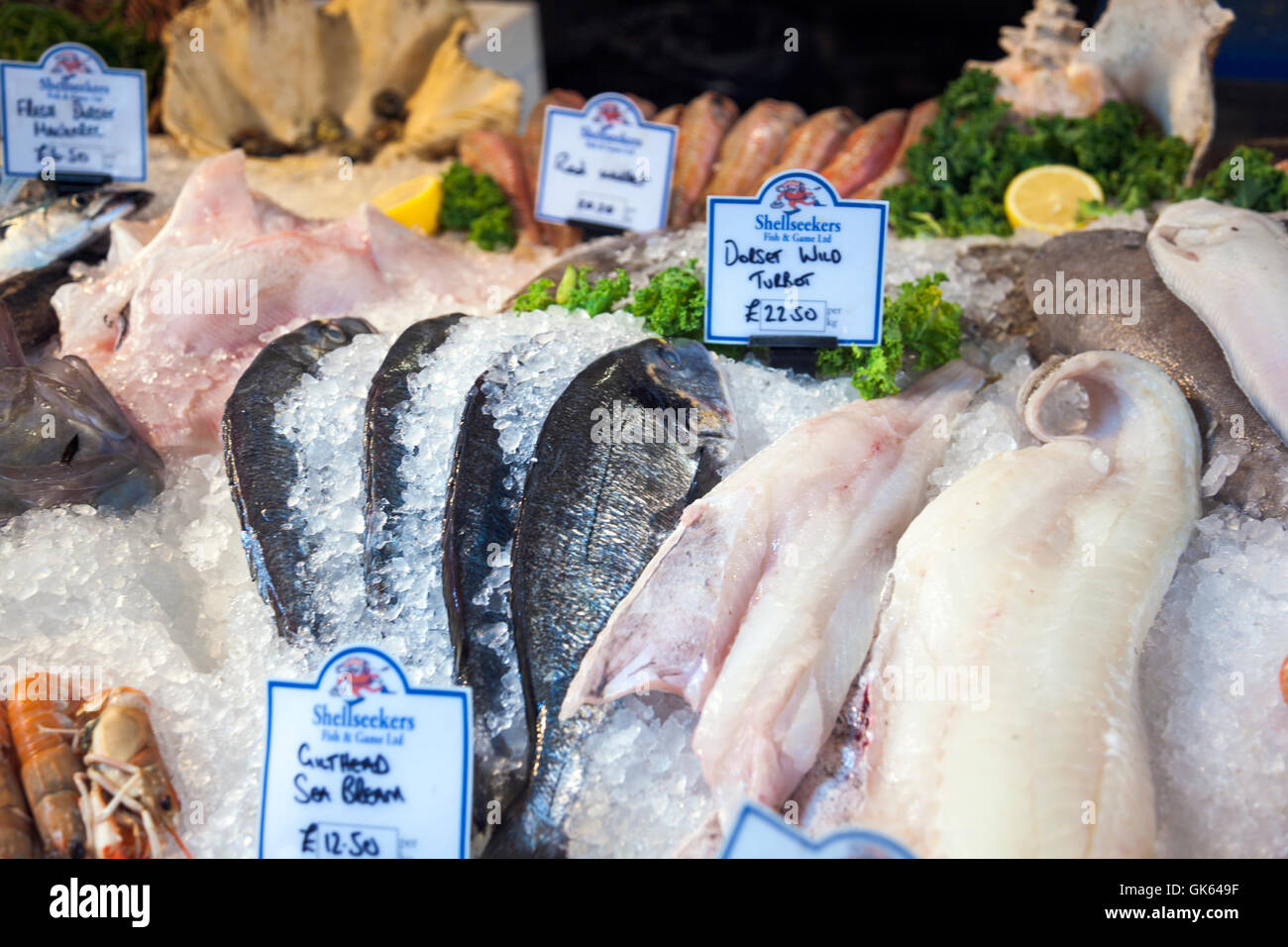 Pesce in ghiaccio sul display in un mercato (Borough Market in London Bridge, Londra, Regno Unito) Foto Stock