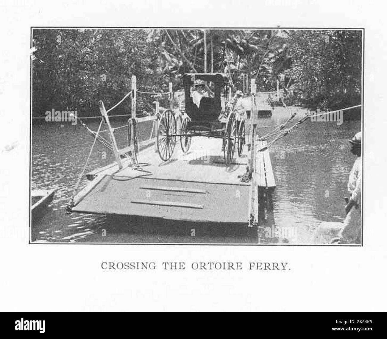 Questa fotografia mostra l'attraversamento del traghetto Ortoire a Trinidad. Il traghetto è utilizzato per trasportare passeggeri e veicoli attraverso il fiume Ortoire, un percorso importante per i viaggi e il commercio locali nella regione. Foto Stock